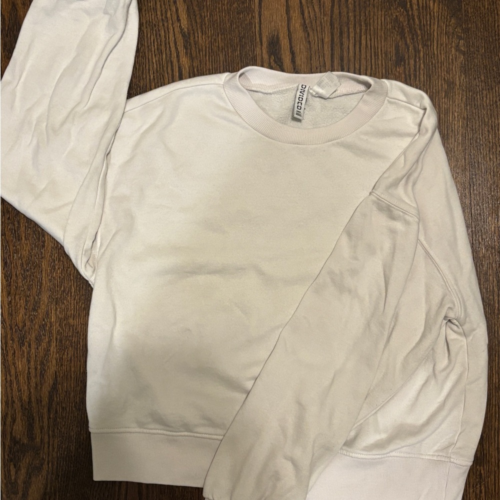 H&M women’s white sweatshirt